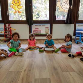 Escola Infantil Apolo 10 niños con instrumentos musicales 