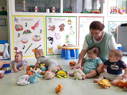 Escola Infantil Apolo 10 niños y maestra con juguetes