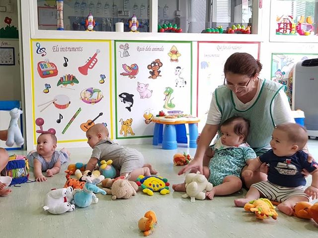 Apolo 10 niños y maestra con juguetes