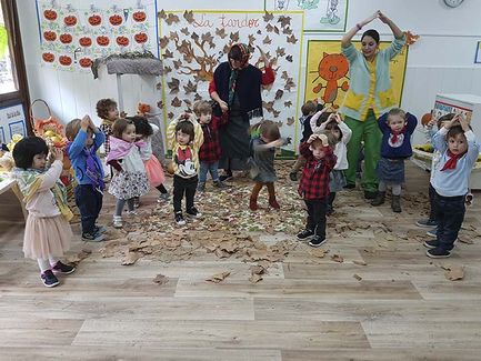 Escola Infantil Apolo 10 niños en fiesta de otoño con profesora 