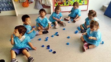 Escola Infantil Apolo 10 niños con tapas azules