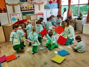 Apolo 10 niños con materiales reciclables en la escuela