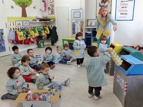 Escola Infantil Apolo 10 niños con cajas reciclables