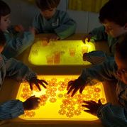 Escola Infantil Apolo 10 niños con luces amarillas