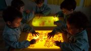 Escola Infantil Apolo 10 niños con luces amarillas