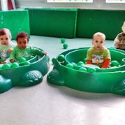 Escola Infantil Apolo 10 niños en piscina de pelotas