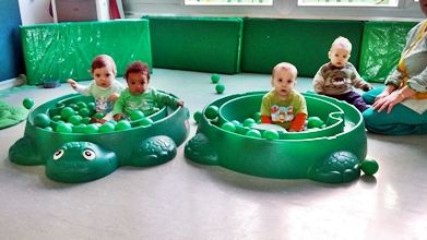 Escola Infantil Apolo 10 niños en piscina de pelotas