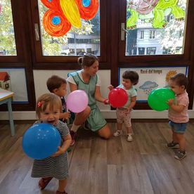 Escola Infantil Apolo 10 niños con globos