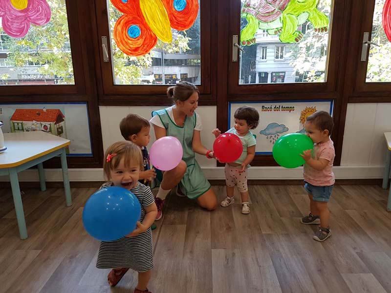  niños con globos