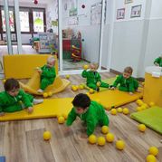 Escola Infantil Apolo 10 niños con colchonetas amarillas