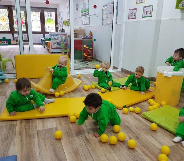 Escola Infantil Apolo 10 niños con colchonetas amarillas