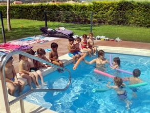 niños en piscina en verano