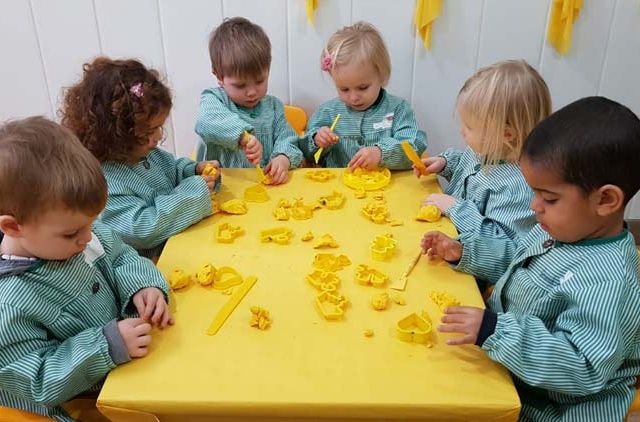  niños con papeles de color amarillo