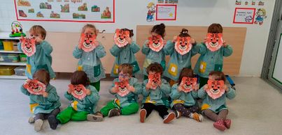 Escola Infantil Apolo 10 niños con máscaras de tigre