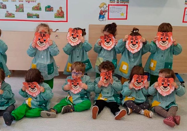  niños con máscaras de tigre