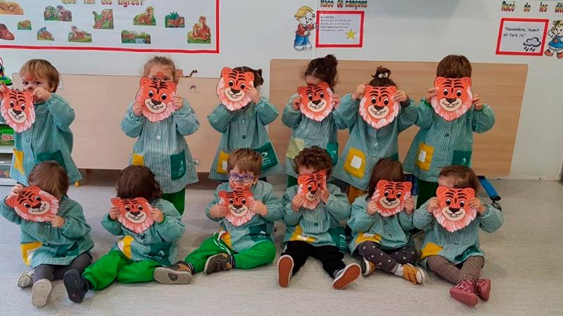 Apolo 10 niños con máscaras de tigre