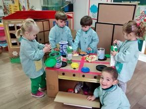 Escola Infantil Apolo 10 niños felices con materiales reciclables