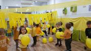 Escola Infantil Apolo 10 niños con globos y papeles amarillos