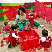 Escola Infantil Apolo 10 niños con maestra en fiesta de color rojo