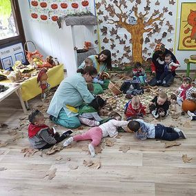 Escola Infantil Apolo 10 niños en fiesta de otoño con maestra