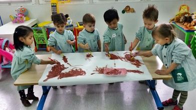 Escola Infantil Apolo 10 niños pintando