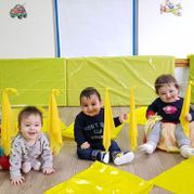 Escola Infantil Apolo 10 maestra con bebés en salón decorado