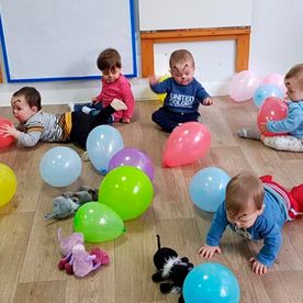 Escola Infantil Apolo 10 niños divirtiéndose 