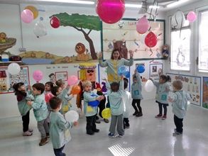 Escola Infantil Apolo 10 niños felices en carnaval