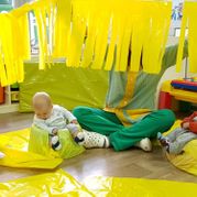 Escola Infantil Apolo 10 salón con decoración amarilla 