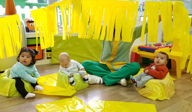 Escola Infantil Apolo 10 salón con decoración amarilla 