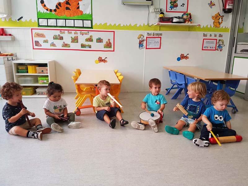 Escola Infantil Apolo 10 niños y niñas con instrumentos musicales