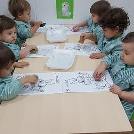 Escola Infantil Apolo 10 niños dibujando la mascota