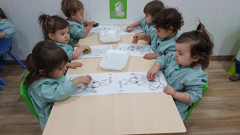Escola Infantil Apolo 10 niños dibujando la mascota