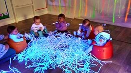 Escola Infantil Apolo 10 niños en actividad con luces