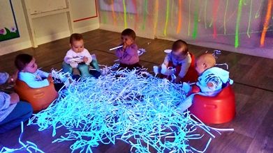  niños en actividad con luces