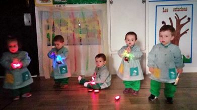 Escola Infantil Apolo 10 niños jugando con luces