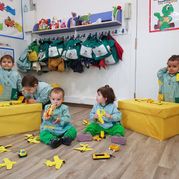 Escola Infantil Apolo 10 niños con juguetes amarillos