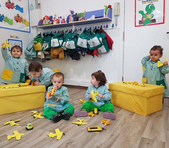 Apolo 10 niños con juguetes amarillos