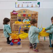 Escola Infantil Apolo 10 niños felices con juguetes