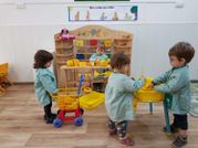 Escola Infantil Apolo 10 niños felices con juguetes