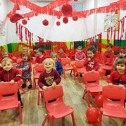 Escola Infantil Apolo 10 niños felices en fiesta de color rojo