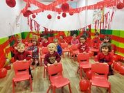 Escola Infantil Apolo 10 niños felices en fiesta de color rojo
