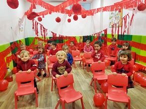  niños felices en fiesta de color rojo