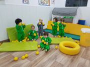 Escola Infantil Apolo 10 niños con colchonetas y pelotas amarillas