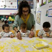 Escola Infantil Apolo 10 maestra enseñando colores a bebés