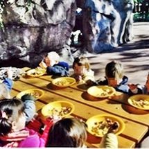 Escola Infantil Apolo 10 niños comiendo al aire libre