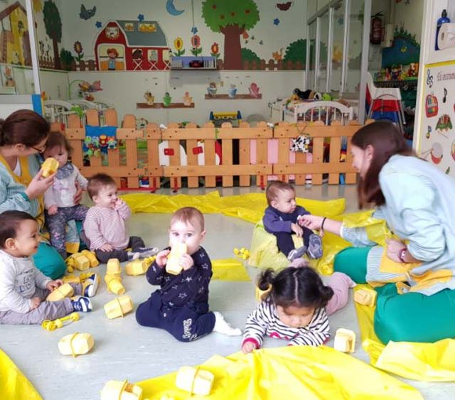 Escola Infantil Apolo 10 niños pintando con color amarillo