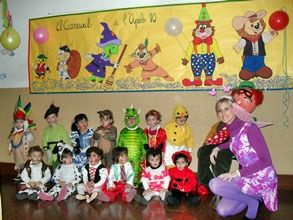 Escola Infantil Apolo 10 maestra con niños felices con disfraces 