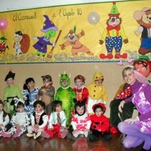 Escola Infantil Apolo 10 maestra con niños felices con disfraces 