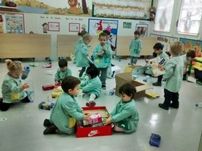 Escola Infantil Apolo 10 niños con materiales reciclables